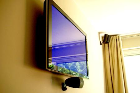 Een tv aan de muur hangen zodat deze niet valt