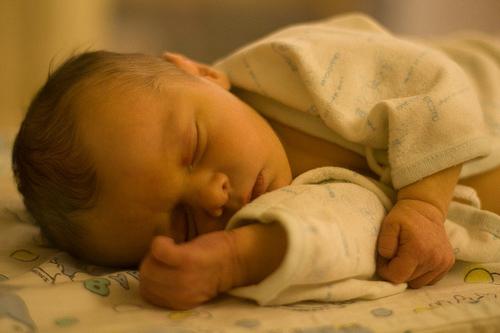 Welke temperatuur moet een pasgeborene hebben en hoe moet hij het op de juiste manier meten?