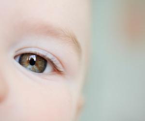 Wanneer de kleur van de ogen verandert bij de pasgeborene en waarom