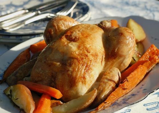 Geurige en smakelijke kip in de oven met aardappelen en appels