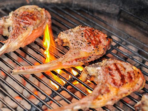 Lamsribben: recept voor het koken op de grill