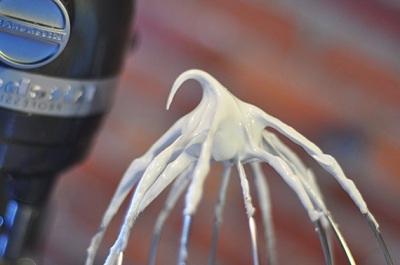 Hoe de eiwitten in een sterk schuim te kloppen: we bereiden de cake-meringue of andere gebakjes