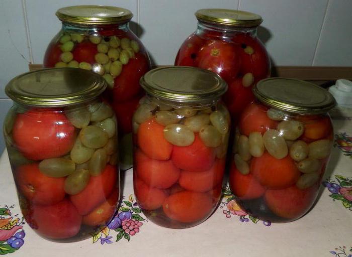 Hoe tomaten te sluiten voor de winter met druiven?