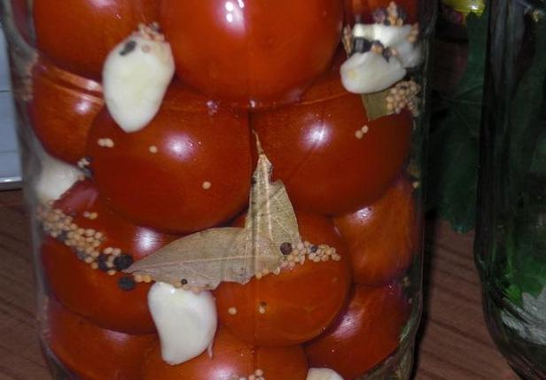 Lekkere gemarineerde tomaten: zelfgemaakte recept