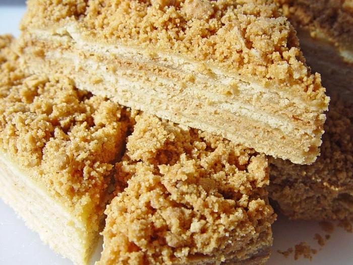 Heerlijke en delicate honingcake met custard: recept