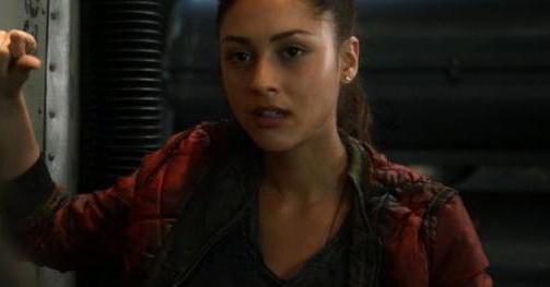 Lindsay Morgan als Raven in de televisieserie "Hundred"