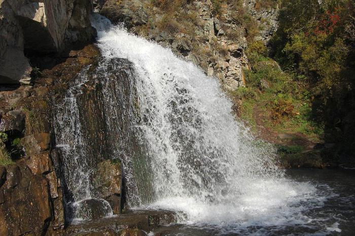 De Kamyshlinsky-waterval. Kamyshlinsky-watervallen (Altai-gebergte): hoe te bereiken?