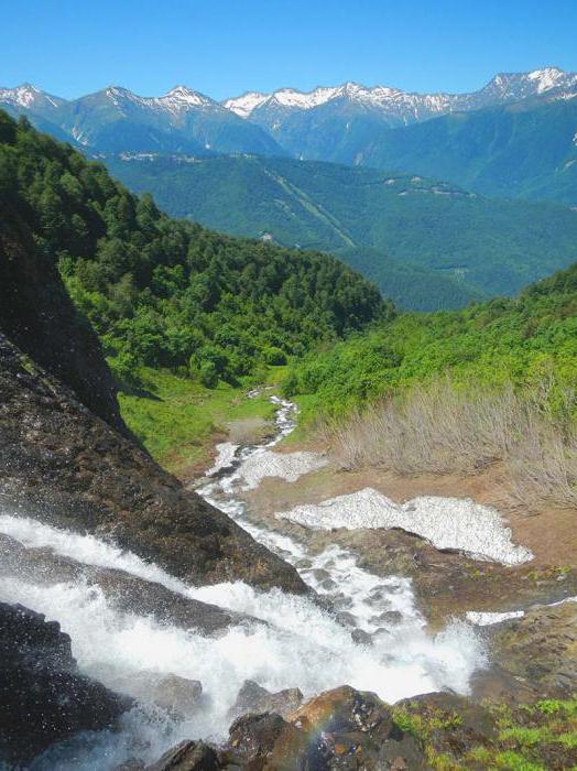 De waterval van Polikar is een oriëntatiepunt van het Krasnodar-gebied