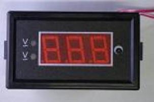 Digitale voltmeter in het laboratorium van de radioamateur