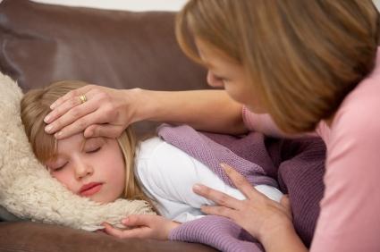 Hoe de eerste tekenen van meningitis bij een kind te herkennen
